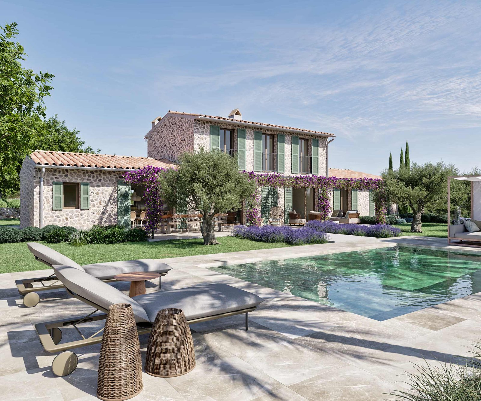Fachada de piedra con contraventanas verdes, piscina de aguas verdosas, tumbonas y lavanda bajo un cielo azul