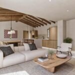 Salón con sofá crudo, sillones de cuerda, mesa de centro de madera y cocina al fondo