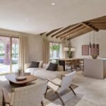 Salón-comedor con puertas correderas al jardín, pérgola florida, piscina, suelo claro y vigas de madera vistas
