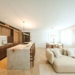 Apartamento en la Avenida de Alemania con cocina de nogal, isla de piedra natural y salón abierto