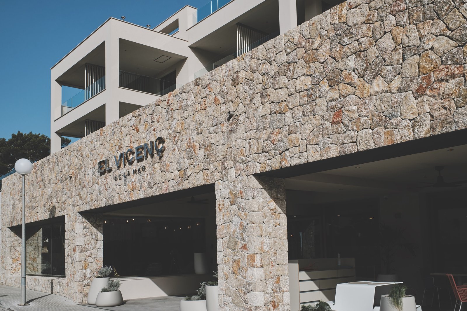 Fachada de piedra del hotel El Vicenç: gestión de proyectos hoteleros en Mallorca